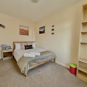 Guest house Guestready-close To Leeds City, Spacious, Sleeps 6